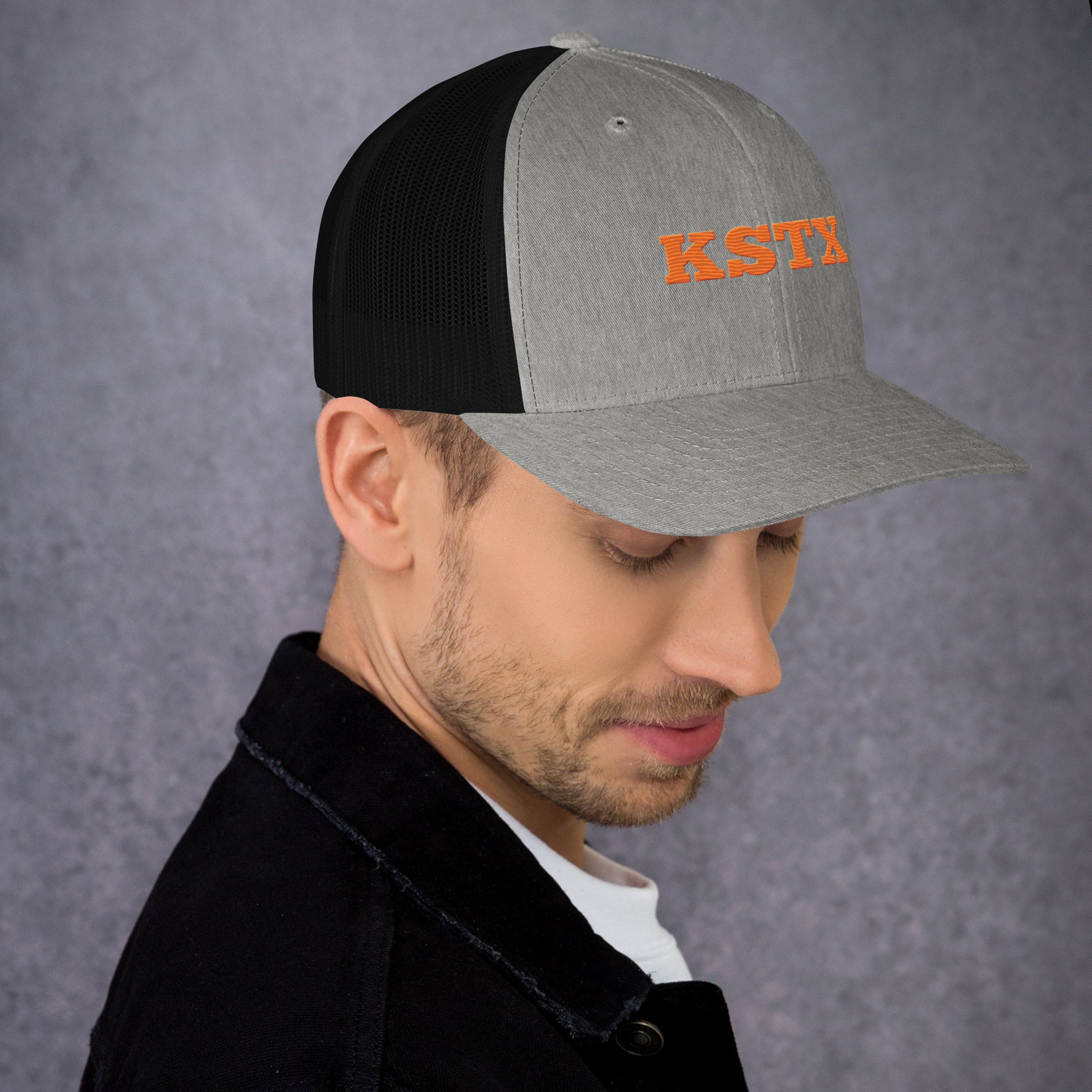 Trucker-Cap with adjustable strap and mesh back for casual style and comfort.