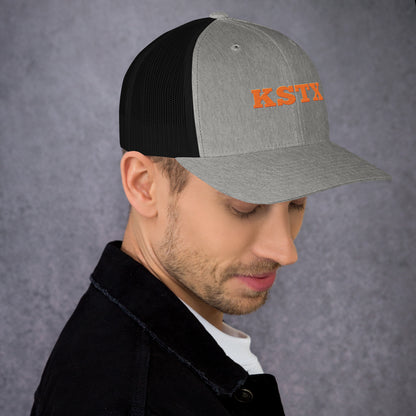Trucker-Cap with adjustable strap and mesh back for casual style and comfort.