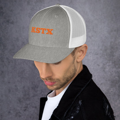 Trucker-Cap with adjustable strap and mesh back for casual style and comfort.