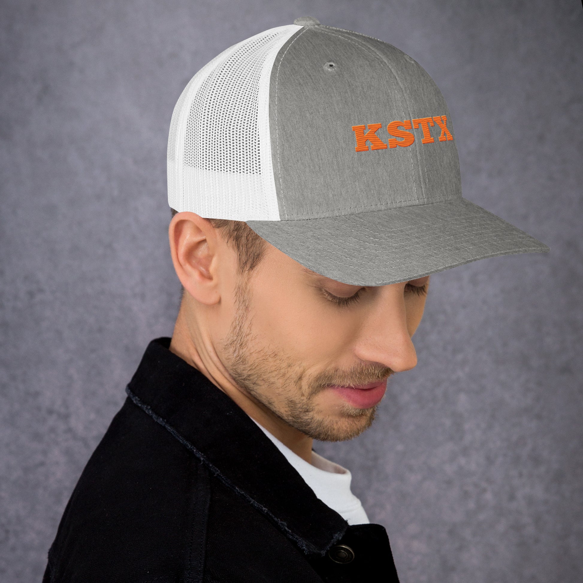 Trucker-Cap with adjustable strap and mesh back for casual style and comfort.
