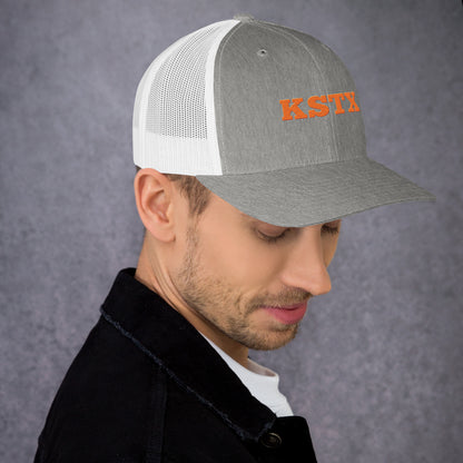 Trucker-Cap with adjustable strap and mesh back for casual style and comfort.