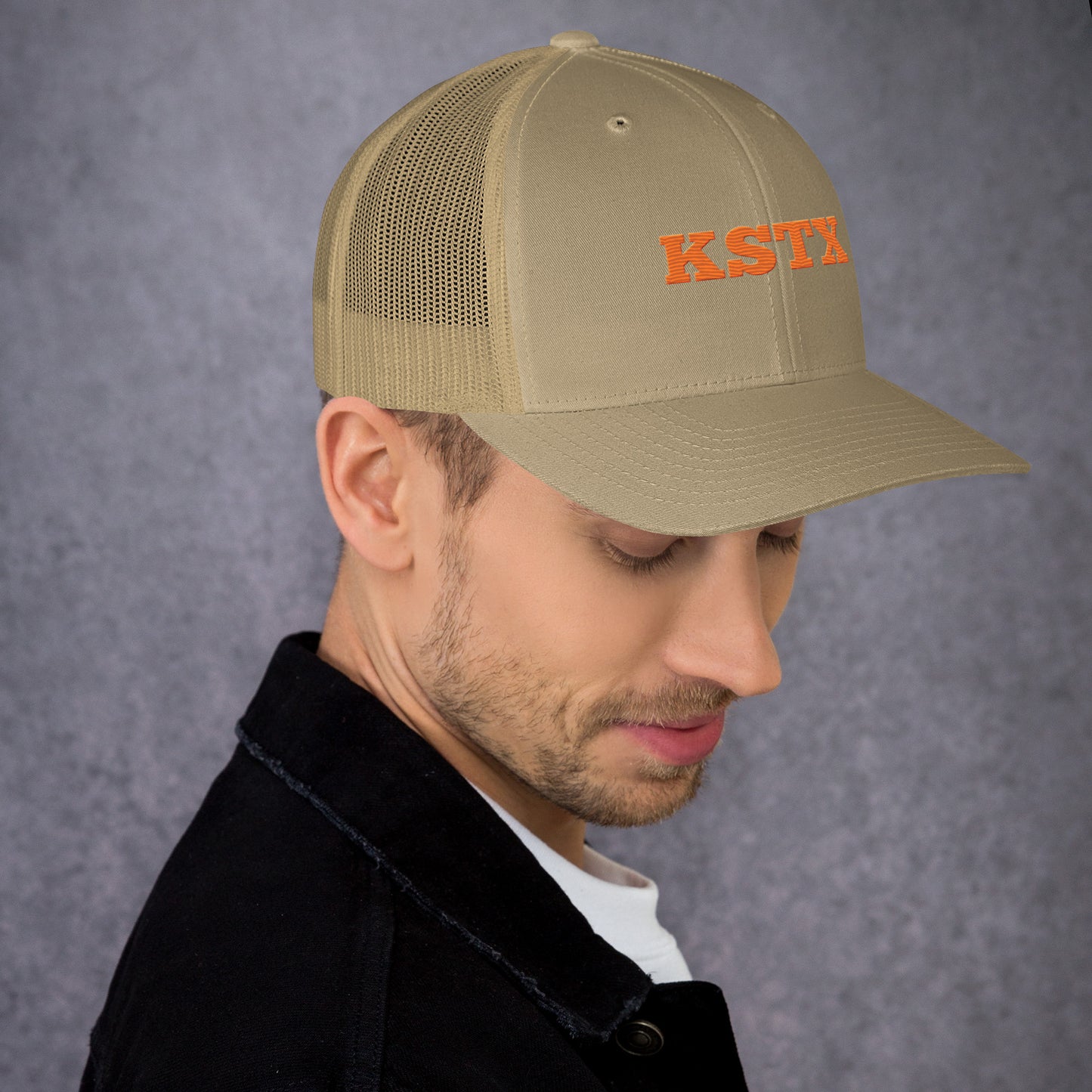 Trucker-Cap with adjustable strap and mesh back for casual style and comfort.